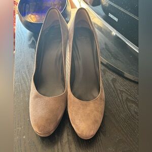 Like new Stuart Weitzman suede pumps. Size 9.